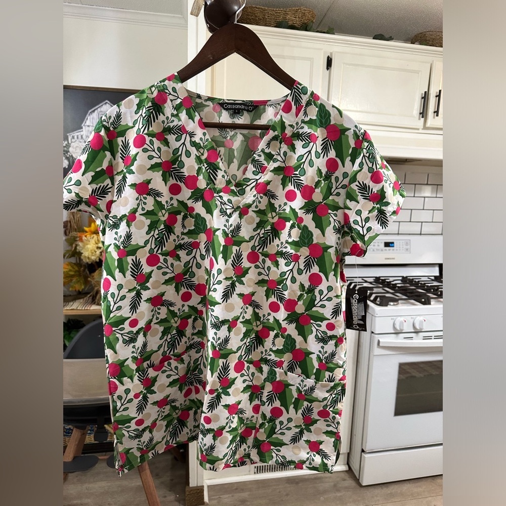 New Cassandra O Women’s Christmas Holly Berries Medical Scrub Top Shirt Sz Small